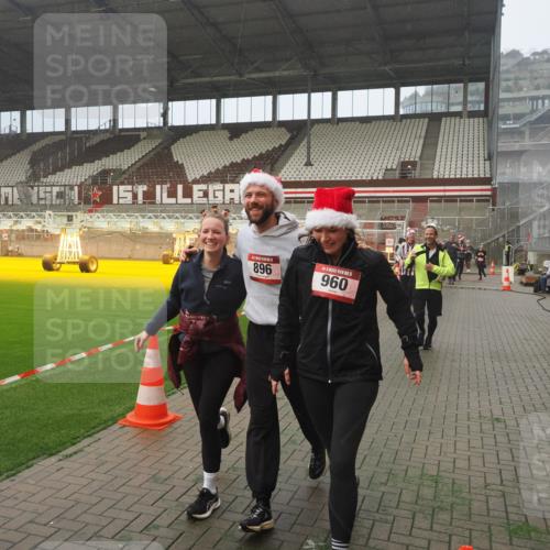 07.12.2025 - St. Pauli X-Mass-Run No. 15 Fabian Wolf http://msf.ph/oto/9381947 07.12.2025 10:09:21 Ziel 881, 896, 899, 960, 1243, 1248, 1718, 3493, 3756, 4113, 4666 meine-sportfotos.de