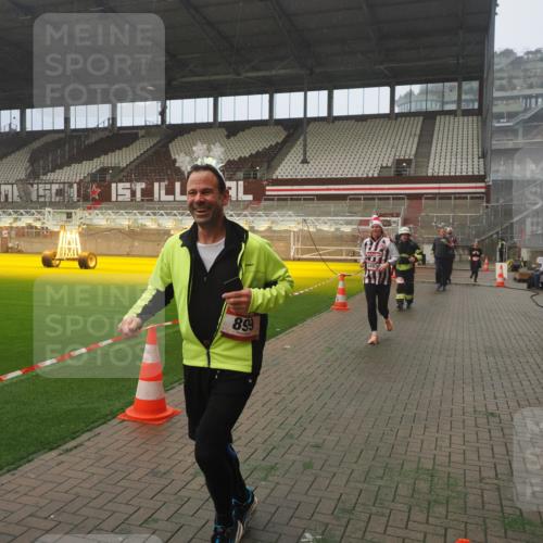 07.12.2025 - St. Pauli X-Mass-Run No. 15 Fabian Wolf http://msf.ph/oto/9381979 07.12.2025 10:09:23 Ziel 881, 896, 899, 960, 1243, 1248, 1718, 3493, 3756, 4666 meine-sportfotos.de