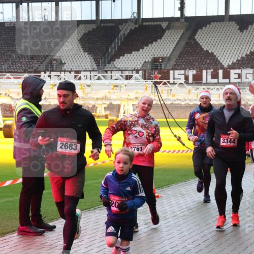 07.12.2025 - St. Pauli X-Mass-Run No. 15 Luisa Fischer http://msf.ph/oto/9381981 07.12.2025 10:47:41 Ziel 15, 2683, 20, 3344, 2761, 1171, 1819, 60, 78, 231, 309, 522, 523, 821, 823, 824, 1171, 1182, 1359, 1362, 1747, 1750, 1819, 1847, 1848, 1863, 1872, 1875, 2115, 2200, 2683, 2684, 2957, 3029, 3101, 3102, 3104, 3105, 3123, 3344, 3360, 4593, 4853, 4868, 4869 meine-sportfotos.de