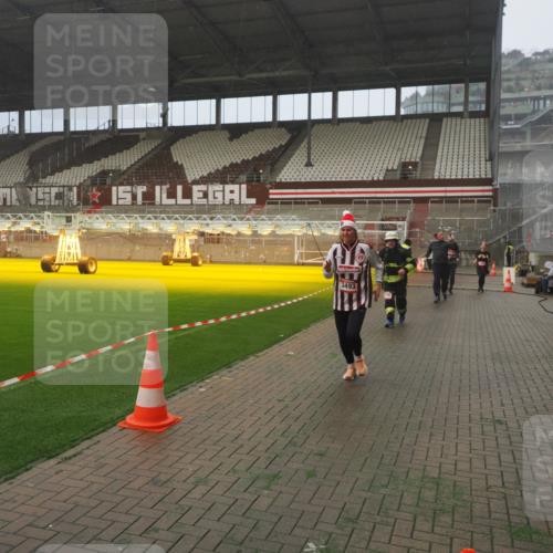 07.12.2025 - St. Pauli X-Mass-Run No. 15 Fabian Wolf http://msf.ph/oto/9381992 07.12.2025 10:09:23 Ziel 881, 896, 899, 960, 1243, 1248, 1718, 3493, 3756, 4666 meine-sportfotos.de