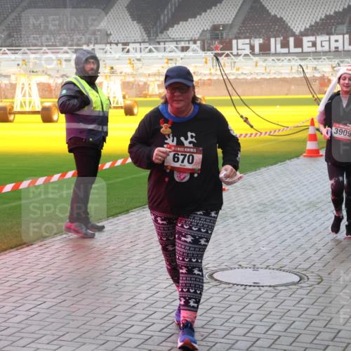 07.12.2025 - St. Pauli X-Mass-Run No. 15 Luisa Fischer http://msf.ph/oto/9381999 07.12.2025 10:12:17 Ziel 54, 15, 670, 3909, 1761, 670, 756, 1389, 1526, 1687, 1688, 1833, 2177, 2906, 2909, 3085, 3761, 3767, 3870, 3909, 3932, 3935, 4658, 4659, 4661, 4662 meine-sportfotos.de