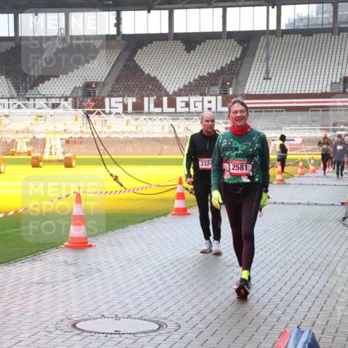 07.12.2025 - St. Pauli X-Mass-Run No. 15 Luisa Fischer http://msf.ph/oto/9382022 07.12.2025 11:20:45 Ziel 3324, 2581, 1020, 1135, 1614, 2132, 2134, 2242, 2305, 2577, 2578, 2581, 2771, 3075, 3129, 3157, 3170, 3309, 3324, 4637 meine-sportfotos.de