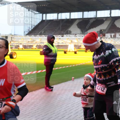 07.12.2025 - St. Pauli X-Mass-Run No. 15 Luisa Fischer http://msf.ph/oto/9382023 07.12.2025 10:47:47 Ziel 1819, 2409, 1242, 60, 78, 231, 309, 522, 523, 821, 823, 824, 1171, 1182, 1359, 1362, 1747, 1750, 1819, 1847, 1848, 1863, 1872, 1875, 2115, 2200, 2490, 2566, 2683, 2684, 2690, 2957, 3029, 3101, 3102, 3104, 3105, 3123, 3344, 3360, 4615, 4618, 4853, 4868, 4869 meine-sportfotos.de