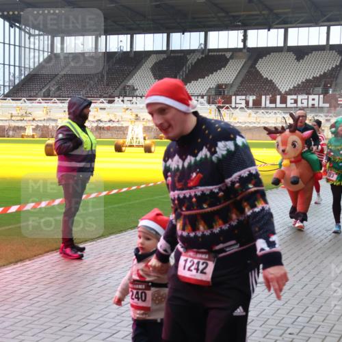 07.12.2025 - St. Pauli X-Mass-Run No. 15 Luisa Fischer http://msf.ph/oto/9382024 07.12.2025 10:47:47 Ziel 240, 1242, 60, 78, 231, 309, 522, 523, 821, 823, 824, 1171, 1182, 1359, 1362, 1747, 1750, 1819, 1847, 1848, 1863, 1872, 1875, 2115, 2200, 2490, 2566, 2683, 2684, 2690, 2957, 3029, 3101, 3102, 3104, 3105, 3123, 3344, 3360, 4615, 4618, 4853, 4868, 4869 meine-sportfotos.de