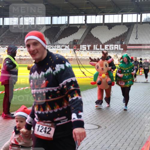 07.12.2025 - St. Pauli X-Mass-Run No. 15 Luisa Fischer http://msf.ph/oto/9382027 07.12.2025 10:47:48 Ziel 1, 1242, 523, 60, 78, 231, 309, 522, 523, 821, 823, 824, 1171, 1182, 1359, 1362, 1747, 1750, 1819, 1847, 1848, 1863, 1872, 1875, 2115, 2200, 2490, 2566, 2683, 2684, 2690, 2957, 3029, 3101, 3102, 3104, 3105, 3123, 3344, 3360, 4615, 4618, 4853, 4868, 4869 meine-sportfotos.de