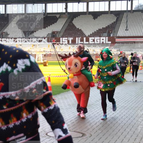 07.12.2025 - St. Pauli X-Mass-Run No. 15 Luisa Fischer http://msf.ph/oto/9382029 07.12.2025 10:47:48 Ziel 4853, 4868, 60, 78, 231, 309, 522, 523, 821, 823, 824, 1171, 1182, 1359, 1362, 1747, 1750, 1819, 1847, 1848, 1863, 1872, 1875, 2115, 2200, 2490, 2566, 2683, 2684, 2690, 2957, 3029, 3101, 3102, 3104, 3105, 3123, 3344, 3360, 4615, 4618, 4853, 4868, 4869 meine-sportfotos.de
