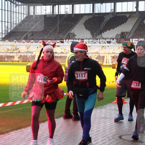 07.12.2025 - St. Pauli X-Mass-Run No. 15 Luisa Fischer http://msf.ph/oto/9382052 07.12.2025 11:21:19 Ziel 3166, 3157, 312, 05, 601, 2132, 3309, 540, 765, 1020, 1135, 1614, 2132, 2134, 2242, 2305, 2375, 2376, 2379, 2462, 2601, 2854, 3037, 3129, 3135, 3309 meine-sportfotos.de
