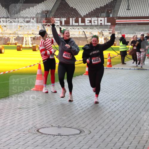 07.12.2025 - St. Pauli X-Mass-Run No. 15 Luisa Fischer http://msf.ph/oto/9382054 07.12.2025 10:47:52 Ziel 4853, 4868, 310, 1182, 3104, 60, 78, 231, 309, 522, 523, 1171, 1182, 1555, 1750, 1819, 1847, 1848, 1863, 2115, 2200, 2490, 2566, 2683, 2684, 2690, 2957, 3029, 3101, 3102, 3104, 3105, 3123, 3344, 3360, 4072, 4615, 4618, 4853, 4868, 4869 meine-sportfotos.de