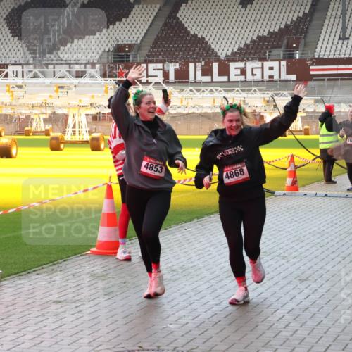 07.12.2025 - St. Pauli X-Mass-Run No. 15 Luisa Fischer http://msf.ph/oto/9382057 07.12.2025 10:47:52 Ziel 4853, 4868, 3102, 1182, 3104, 60, 78, 231, 309, 522, 523, 1171, 1182, 1555, 1750, 1819, 1847, 1848, 1863, 2115, 2200, 2490, 2566, 2683, 2684, 2690, 2957, 3029, 3101, 3102, 3104, 3105, 3123, 3344, 3360, 4072, 4615, 4618, 4853, 4868, 4869 meine-sportfotos.de