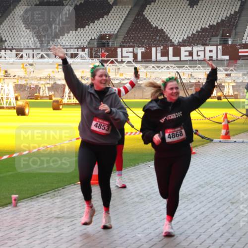 07.12.2025 - St. Pauli X-Mass-Run No. 15 Luisa Fischer http://msf.ph/oto/9382059 07.12.2025 10:47:53 Ziel 4853, 4868, 3102, 1182, 3104, 60, 78, 231, 309, 522, 523, 1171, 1182, 1555, 1750, 1819, 1847, 1848, 1863, 2115, 2200, 2490, 2566, 2683, 2684, 2690, 2957, 3029, 3101, 3102, 3104, 3105, 3123, 3344, 3360, 4072, 4615, 4618, 4853, 4868, 4869 meine-sportfotos.de