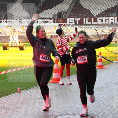 07.12.2025 - St. Pauli X-Mass-Run No. 15 Luisa Fischer http://msf.ph/oto/9382061 07.12.2025 10:47:53 Ziel 4853, 30, 4868, 3102, 1182, 60, 78, 231, 309, 522, 523, 1171, 1182, 1555, 1750, 1819, 1847, 1848, 1863, 2115, 2200, 2490, 2566, 2683, 2684, 2690, 2957, 3029, 3101, 3102, 3104, 3105, 3123, 3344, 3360, 4072, 4615, 4618, 4853, 4868, 4869 meine-sportfotos.de