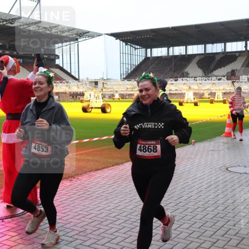 07.12.2025 - St. Pauli X-Mass-Run No. 15 Luisa Fischer http://msf.ph/oto/9382076 07.12.2025 10:47:55 Ziel 4853, 15, 4868, 3102, 60, 78, 231, 309, 522, 523, 1171, 1182, 1555, 1819, 1847, 1848, 1863, 2115, 2200, 2490, 2566, 2683, 2684, 2690, 2957, 3029, 3101, 3102, 3104, 3105, 3123, 3344, 3360, 4072, 4615, 4618, 4853, 4863, 4868, 4869 meine-sportfotos.de
