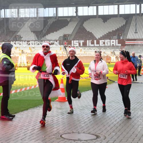 07.12.2025 - St. Pauli X-Mass-Run No. 15 Luisa Fischer http://msf.ph/oto/9382090 07.12.2025 10:12:21 Ziel 1833, 3767, 3761, 4525, 670, 756, 1389, 1526, 1687, 1688, 1833, 2177, 2906, 2909, 3085, 3761, 3767, 3870, 3909, 3932, 3935, 4658, 4662 meine-sportfotos.de
