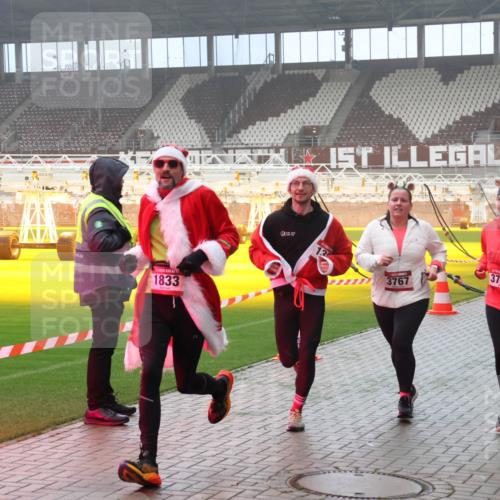 07.12.2025 - St. Pauli X-Mass-Run No. 15 Luisa Fischer http://msf.ph/oto/9382095 07.12.2025 10:12:21 Ziel 1833, 3767, 3761, 1688, 670, 756, 1389, 1526, 1687, 1688, 1833, 2177, 2906, 2909, 3085, 3761, 3767, 3870, 3909, 3932, 3935, 4658, 4662 meine-sportfotos.de