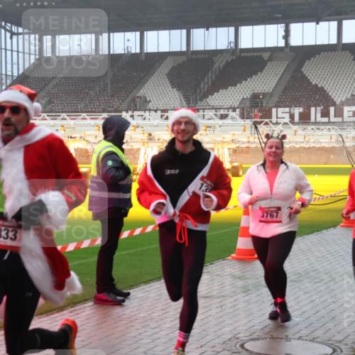 07.12.2025 - St. Pauli X-Mass-Run No. 15 Luisa Fischer http://msf.ph/oto/9382100 07.12.2025 10:12:22 Ziel 1833, 3767, 3761, 1688, 670, 756, 1389, 1526, 1687, 1688, 1833, 2177, 2906, 2909, 3085, 3761, 3767, 3870, 3909, 3932, 3935, 4658, 4662 meine-sportfotos.de