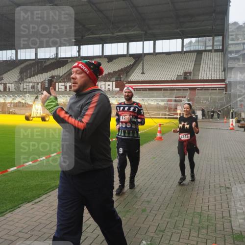 07.12.2025 - St. Pauli X-Mass-Run No. 15 Fabian Wolf http://msf.ph/oto/9382124 07.12.2025 10:09:29 Ziel 800, 881, 896, 899, 960, 1243, 1248, 1718, 3493, 3756 meine-sportfotos.de