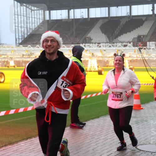 07.12.2025 - St. Pauli X-Mass-Run No. 15 Luisa Fischer http://msf.ph/oto/9382126 07.12.2025 10:12:23 Ziel 13, 3767, 3761, 670, 756, 1389, 1526, 1687, 1688, 1833, 2177, 2906, 2909, 3085, 3761, 3767, 3870, 3909, 3932, 3935, 4658 meine-sportfotos.de