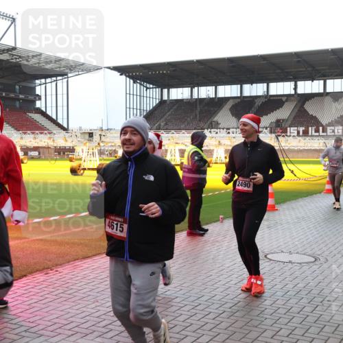 07.12.2025 - St. Pauli X-Mass-Run No. 15 Luisa Fischer http://msf.ph/oto/9382137 07.12.2025 10:48:11 Ziel 5, 18, 4615, 2490, 2690, 4072, 60, 78, 282, 309, 472, 513, 522, 523, 553, 1182, 1555, 1847, 1848, 1863, 2146, 2147, 2490, 2566, 2608, 2611, 2690, 3101, 3102, 3104, 3105, 3360, 4072, 4615, 4618, 4853, 4863, 4868, 4869 meine-sportfotos.de