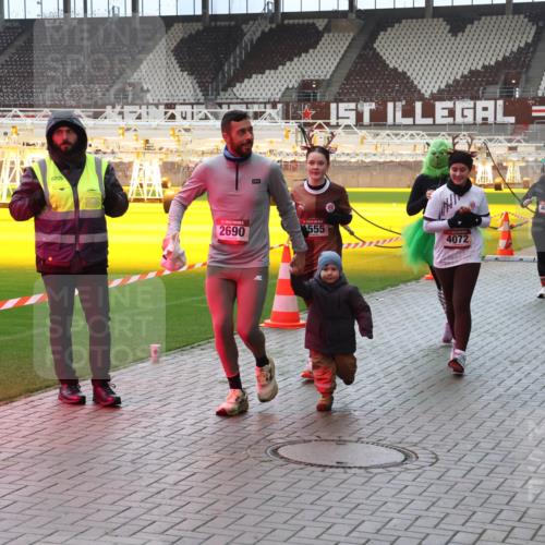 07.12.2025 - St. Pauli X-Mass-Run No. 15 Luisa Fischer http://msf.ph/oto/9382147 07.12.2025 10:48:14 Ziel 6709, 2690, 555, 4072, 4863, 60, 78, 282, 309, 472, 513, 522, 523, 553, 1182, 1195, 1555, 1847, 1848, 1863, 2146, 2147, 2490, 2566, 2608, 2611, 2690, 3101, 3102, 3104, 3105, 3360, 4072, 4615, 4618, 4853, 4863, 4868, 4869 meine-sportfotos.de