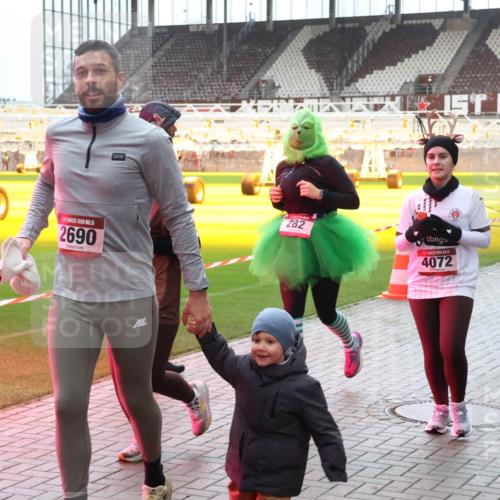 07.12.2025 - St. Pauli X-Mass-Run No. 15 Luisa Fischer http://msf.ph/oto/9382164 07.12.2025 10:48:16 Ziel 15, 2690, 282, 4072, 4863, 60, 78, 282, 309, 472, 513, 522, 523, 553, 1182, 1195, 1555, 1847, 1848, 1863, 2146, 2147, 2490, 2566, 2608, 2611, 2690, 3101, 3102, 3104, 3105, 3360, 4072, 4615, 4618, 4853, 4863, 4868, 4869 meine-sportfotos.de