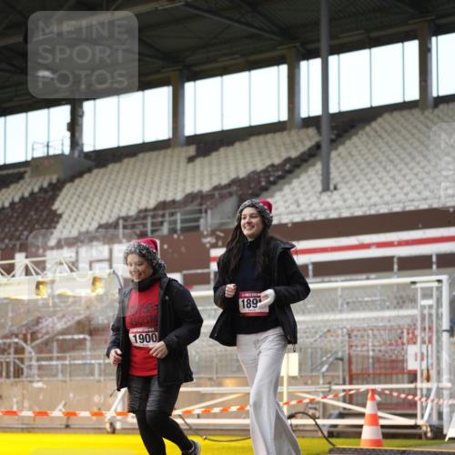 07.12.2025 - St. Pauli X-Mass-Run No. 15 Patografie http://msf.ph/oto/9382186 07.12.2025 10:21:02 Ziel 1386, 1407, 1898, 1900, 2565, 3984, 4338 meine-sportfotos.de