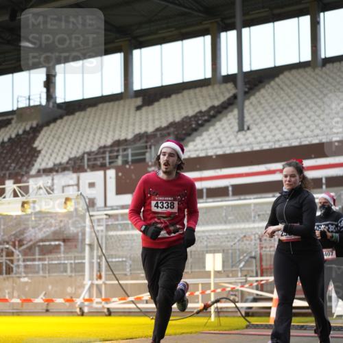 07.12.2025 - St. Pauli X-Mass-Run No. 15 Patografie http://msf.ph/oto/9382192 07.12.2025 10:21:03 Ziel 1386, 1407, 1898, 1900, 2565, 3984, 4338 meine-sportfotos.de