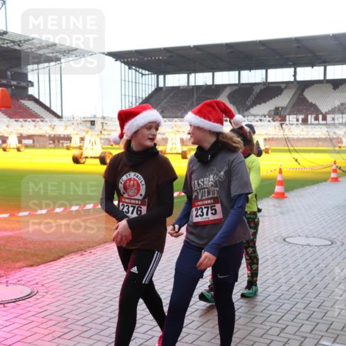 07.12.2025 - St. Pauli X-Mass-Run No. 15 Luisa Fischer http://msf.ph/oto/9382227 07.12.2025 11:21:52 Ziel 5, 2376, 15, 2375, 98, 105, 111, 232, 241, 1549, 1902, 1907, 1939, 2033, 2197, 2375, 2376, 2473, 2474, 2579, 2854, 2867, 3073, 3135, 3159, 3220, 3283 meine-sportfotos.de
