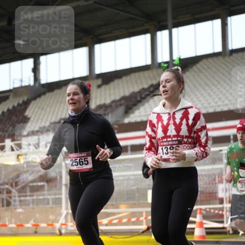 07.12.2025 - St. Pauli X-Mass-Run No. 15 Patografie http://msf.ph/oto/9382228 07.12.2025 10:21:04 Ziel 1386, 1407, 1898, 1900, 2565, 3984, 4338 meine-sportfotos.de