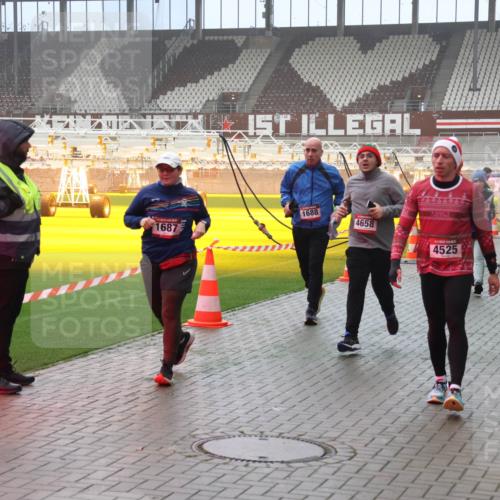 07.12.2025 - St. Pauli X-Mass-Run No. 15 Luisa Fischer http://msf.ph/oto/9382257 07.12.2025 10:12:26 Ziel 1688, 1687, 4658, 4525, 670, 756, 1389, 1526, 1687, 1688, 1833, 2177, 2906, 2909, 3085, 3761, 3767, 3870, 3909, 3932, 3935, 4658 meine-sportfotos.de