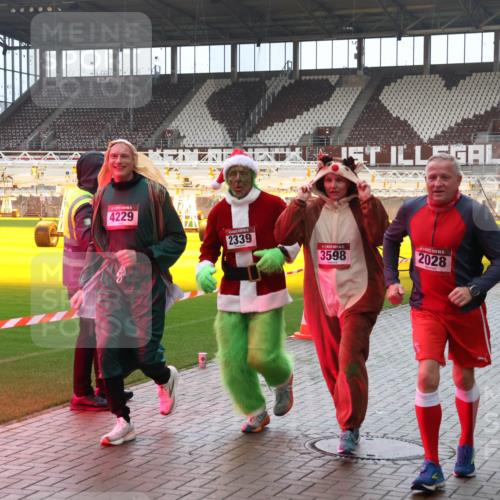 07.12.2025 - St. Pauli X-Mass-Run No. 15 Luisa Fischer http://msf.ph/oto/9382268 07.12.2025 10:48:40 Ziel 4229, 2339, 3598, 2028, 3018, 233, 282, 472, 513, 553, 577, 633, 876, 1195, 1265, 1267, 1555, 2028, 2146, 2147, 2232, 2233, 2235, 2239, 2241, 2339, 2501, 2608, 2611, 2796, 2797, 2803, 3018, 3598, 4072, 4229, 4447, 4598, 4863 meine-sportfotos.de