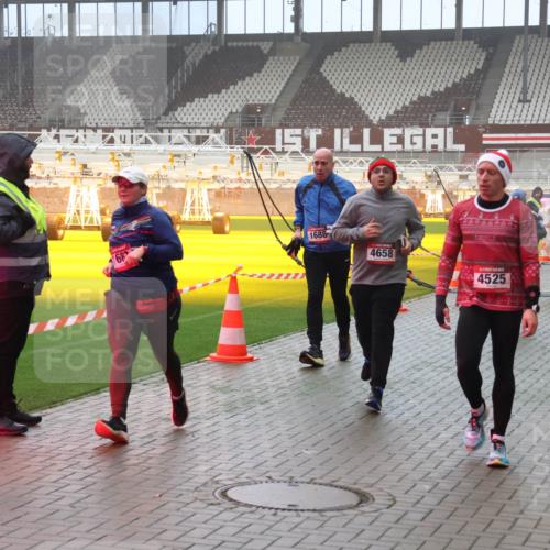 07.12.2025 - St. Pauli X-Mass-Run No. 15 Luisa Fischer http://msf.ph/oto/9382274 07.12.2025 10:12:26 Ziel 7, 168, 1688, 4658, 4525, 670, 756, 1389, 1526, 1687, 1688, 1833, 2177, 2906, 2909, 3085, 3761, 3767, 3870, 3909, 3932, 3935, 4658 meine-sportfotos.de