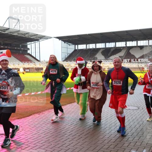 07.12.2025 - St. Pauli X-Mass-Run No. 15 Luisa Fischer http://msf.ph/oto/9382275 07.12.2025 10:48:41 Ziel 2501, 4229, 2339, 2028, 3598, 3018, 233, 282, 290, 472, 513, 553, 577, 633, 876, 935, 1195, 1265, 1267, 1517, 1521, 2028, 2146, 2147, 2232, 2233, 2235, 2239, 2241, 2339, 2501, 2608, 2611, 2796, 2797, 2803, 3018, 3598, 4229, 4447, 4598, 4863 meine-sportfotos.de