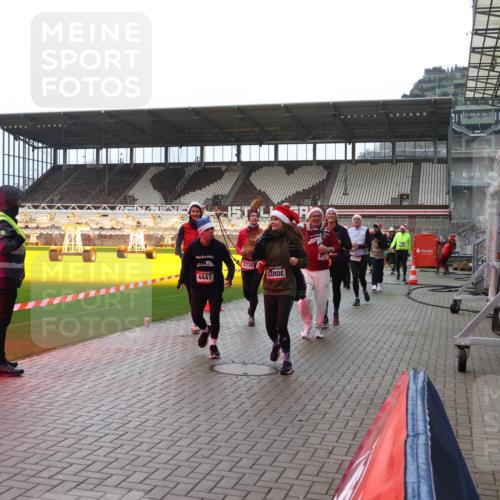 07.12.2025 - St. Pauli X-Mass-Run No. 15 Luisa Fischer http://msf.ph/oto/9382325 07.12.2025 10:48:57 Ziel 4447, 2233, 2239, 292, 233, 290, 577, 590, 592, 633, 876, 935, 1009, 1087, 1188, 1189, 1195, 1265, 1267, 1515, 1516, 1517, 1521, 1895, 2028, 2146, 2147, 2232, 2233, 2235, 2239, 2241, 2268, 2269, 2339, 2501, 2512, 2515, 2796, 2797, 2803, 3017, 3018, 3019, 3346, 3598, 4229, 4447, 4598 meine-sportfotos.de