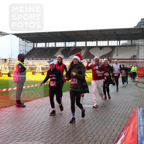 07.12.2025 - St. Pauli X-Mass-Run No. 15 Luisa Fischer http://msf.ph/oto/9382333 07.12.2025 10:48:58 Ziel 444, 1267, 4598, 2233, 233, 290, 577, 590, 592, 633, 876, 935, 1009, 1087, 1188, 1189, 1195, 1265, 1267, 1515, 1516, 1517, 1521, 1895, 2028, 2146, 2147, 2232, 2233, 2235, 2239, 2241, 2268, 2269, 2339, 2501, 2512, 2515, 2796, 2797, 2803, 3017, 3018, 3019, 3346, 3598, 4229, 4447, 4598 meine-sportfotos.de