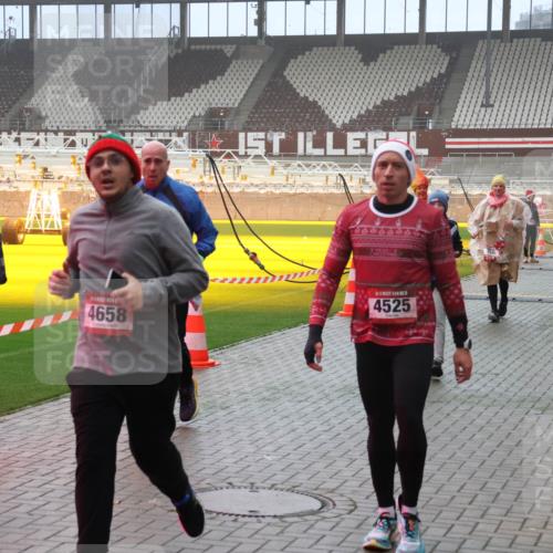 07.12.2025 - St. Pauli X-Mass-Run No. 15 Luisa Fischer http://msf.ph/oto/9382334 07.12.2025 10:12:28 Ziel 4658, 4525, 670, 756, 1077, 1389, 1526, 1687, 1688, 1833, 2177, 2906, 2909, 3085, 3761, 3767, 3870, 3909, 3932, 3935, 4658 meine-sportfotos.de