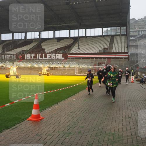 07.12.2025 - St. Pauli X-Mass-Run No. 15 Fabian Wolf http://msf.ph/oto/9382376 07.12.2025 10:09:57 Ziel 989, 1026, 1256, 1257, 1678, 2502, 2504, 2560, 3245, 3246, 3410, 3411 meine-sportfotos.de