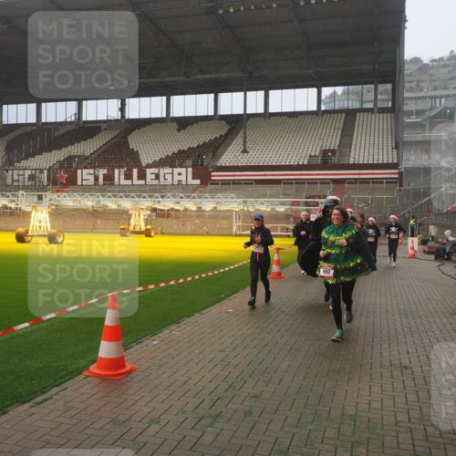 07.12.2025 - St. Pauli X-Mass-Run No. 15 Fabian Wolf http://msf.ph/oto/9382397 07.12.2025 10:09:57 Ziel 989, 1026, 1256, 1257, 1678, 2502, 2504, 2560, 3245, 3246, 3410, 3411 meine-sportfotos.de
