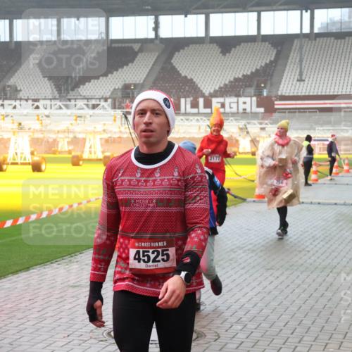 07.12.2025 - St. Pauli X-Mass-Run No. 15 Luisa Fischer http://msf.ph/oto/9382399 07.12.2025 10:12:30 Ziel 15, 4525, 2177, 756, 670, 756, 1070, 1072, 1074, 1077, 1389, 1526, 1687, 1688, 1833, 2177, 2906, 2909, 3085, 3761, 3767, 3870, 3909, 3932, 3935, 4658 meine-sportfotos.de