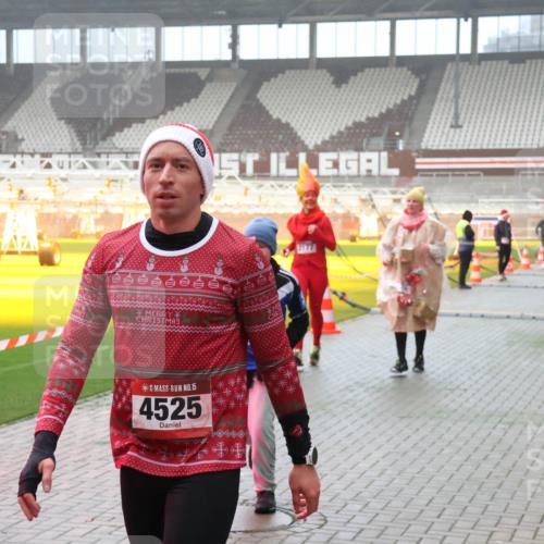 07.12.2025 - St. Pauli X-Mass-Run No. 15 Luisa Fischer http://msf.ph/oto/9382407 07.12.2025 10:12:30 Ziel 15, 4525, 670, 756, 1070, 1072, 1074, 1077, 1389, 1526, 1687, 1688, 1833, 2177, 2906, 2909, 3085, 3761, 3767, 3870, 3909, 3932, 3935, 4658 meine-sportfotos.de