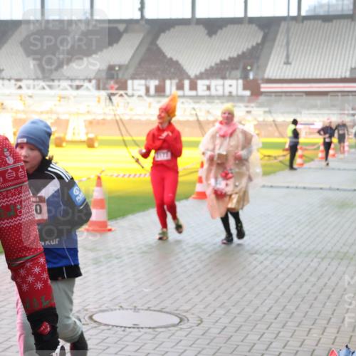 07.12.2025 - St. Pauli X-Mass-Run No. 15 Luisa Fischer http://msf.ph/oto/9382412 07.12.2025 10:12:31 Ziel 200, 15, 25, 670, 756, 1070, 1072, 1074, 1077, 1389, 1526, 1687, 1688, 1833, 2177, 2906, 2909, 3085, 3761, 3767, 3870, 3909, 3932, 3935, 4658 meine-sportfotos.de