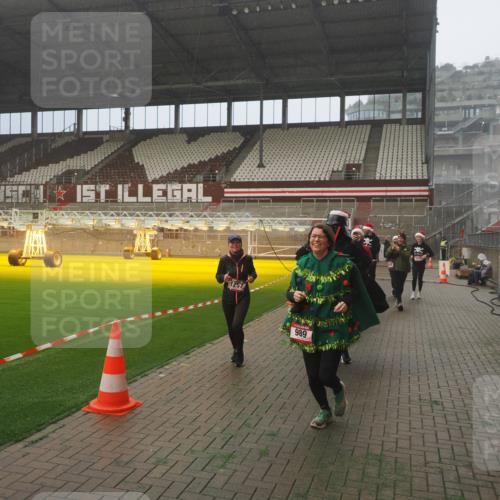 07.12.2025 - St. Pauli X-Mass-Run No. 15 Fabian Wolf http://msf.ph/oto/9382417 07.12.2025 10:09:58 Ziel 989, 1026, 1256, 1257, 1678, 2502, 2504, 2560, 3245, 3246, 3410, 3411 meine-sportfotos.de