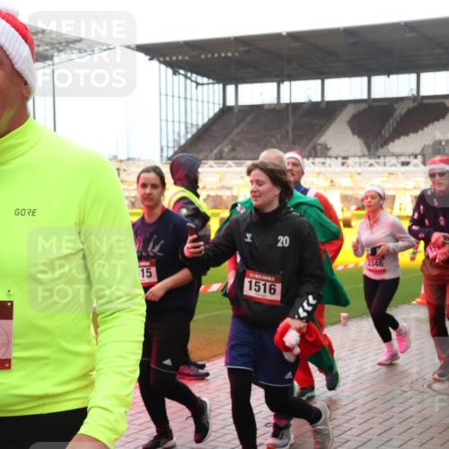 07.12.2025 - St. Pauli X-Mass-Run No. 15 Luisa Fischer http://msf.ph/oto/9382430 07.12.2025 10:49:12 Ziel 15, 1265, 15, 120, 1516, 3346, 1521, 233, 290, 379, 577, 590, 592, 633, 935, 1009, 1019, 1087, 1155, 1164, 1166, 1188, 1189, 1265, 1267, 1515, 1516, 1517, 1521, 1895, 2232, 2233, 2235, 2239, 2241, 2268, 2269, 2512, 2515, 2796, 2797, 2803, 3017, 3019, 3346, 4447, 4598 meine-sportfotos.de