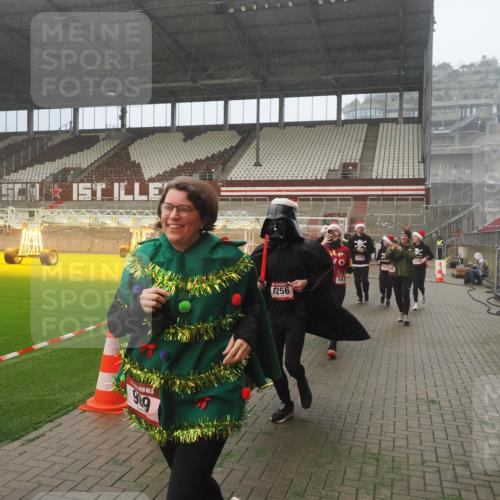 07.12.2025 - St. Pauli X-Mass-Run No. 15 Fabian Wolf http://msf.ph/oto/9382453 07.12.2025 10:09:59 Ziel 989, 1026, 1256, 1257, 1678, 2502, 2504, 2560, 3245, 3246, 3410, 3411 meine-sportfotos.de