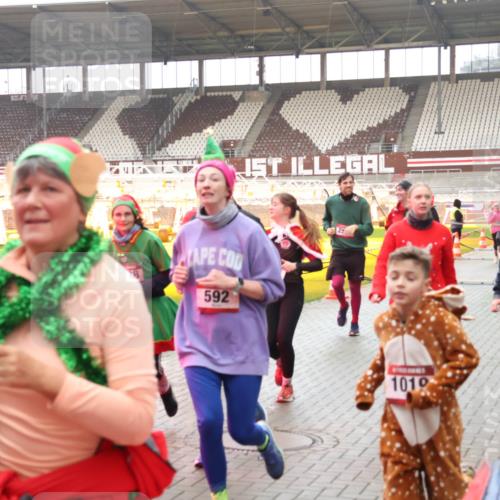 07.12.2025 - St. Pauli X-Mass-Run No. 15 Luisa Fischer http://msf.ph/oto/9382456 07.12.2025 10:49:15 Ziel 1087, 592, 1010, 1566, 233, 290, 379, 577, 590, 592, 633, 935, 1009, 1019, 1087, 1155, 1164, 1166, 1188, 1189, 1265, 1267, 1515, 1516, 1517, 1521, 1895, 2232, 2233, 2235, 2239, 2241, 2268, 2269, 2512, 2515, 2796, 2797, 2803, 3017, 3019, 3346, 3369, 4447, 4598 meine-sportfotos.de