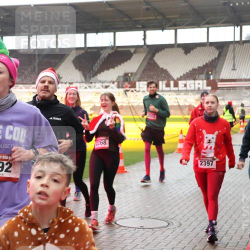 07.12.2025 - St. Pauli X-Mass-Run No. 15 Luisa Fischer http://msf.ph/oto/9382464 07.12.2025 10:49:16 Ziel 592, 2268, 2512, 2397, 1566, 191, 194, 233, 290, 379, 471, 577, 590, 592, 633, 935, 1009, 1019, 1087, 1155, 1164, 1166, 1188, 1189, 1265, 1267, 1515, 1516, 1517, 1521, 1895, 2232, 2233, 2235, 2239, 2241, 2268, 2269, 2512, 2515, 2796, 2797, 2803, 3017, 3019, 3346, 3369, 4447, 4598 meine-sportfotos.de