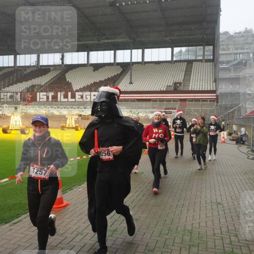 07.12.2025 - St. Pauli X-Mass-Run No. 15 Fabian Wolf http://msf.ph/oto/9382474 07.12.2025 10:10:00 Ziel 989, 1026, 1256, 1257, 1678, 1732, 2502, 2504, 2560, 3245, 3246, 3410, 3411 meine-sportfotos.de