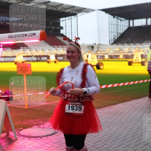 07.12.2025 - St. Pauli X-Mass-Run No. 15 Luisa Fischer http://msf.ph/oto/9382498 07.12.2025 11:22:50 Ziel 1939, 520, 1018, 1349, 1391, 1431, 1904, 2550, 2557, 2812, 2985, 3127, 3474, 3475, 3820, 3821 meine-sportfotos.de
