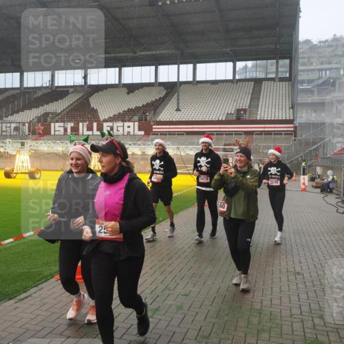 07.12.2025 - St. Pauli X-Mass-Run No. 15 Fabian Wolf http://msf.ph/oto/9382526 07.12.2025 10:10:02 Ziel 989, 1256, 1257, 1678, 1732, 2502, 2504, 2560, 3245, 3246, 3410, 3411 meine-sportfotos.de