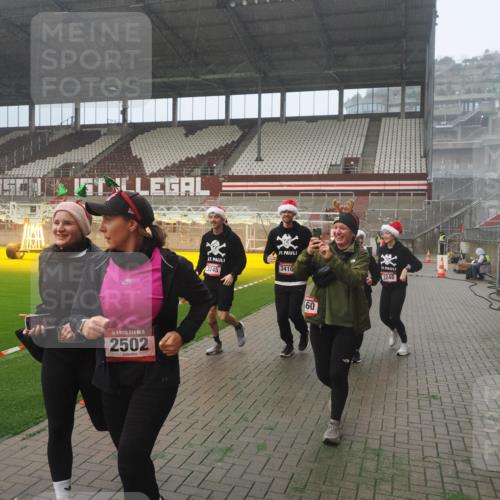07.12.2025 - St. Pauli X-Mass-Run No. 15 Fabian Wolf http://msf.ph/oto/9382531 07.12.2025 10:10:02 Ziel 989, 1256, 1257, 1678, 1732, 2502, 2504, 2560, 3245, 3246, 3410, 3411 meine-sportfotos.de