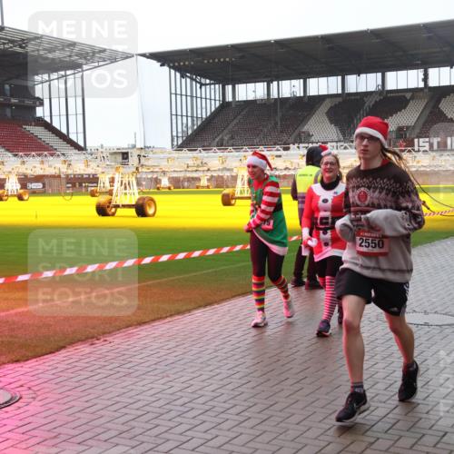 07.12.2025 - St. Pauli X-Mass-Run No. 15 Luisa Fischer http://msf.ph/oto/9382541 07.12.2025 11:22:59 Ziel 2550, 1349, 1391, 520, 1018, 1349, 1391, 1431, 2550, 2557, 2812, 2985, 3127, 3474, 3475, 3820, 3821 meine-sportfotos.de